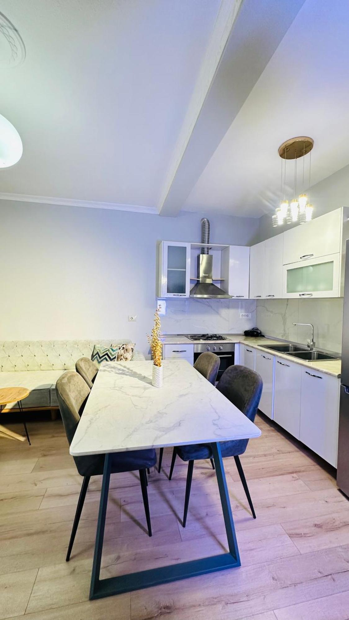Bllok: Central Cozy Stay, 24/7 Self Check-In 티라나 외부 사진
