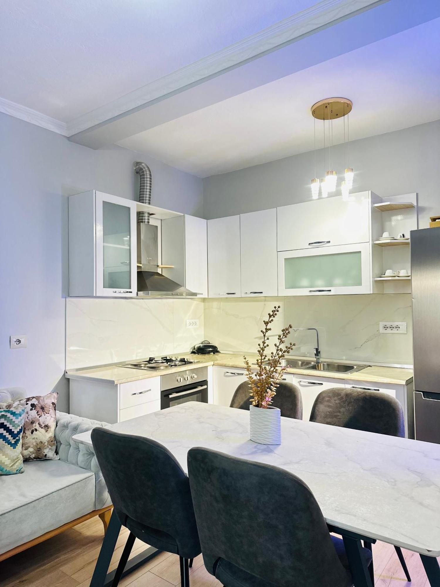 Bllok: Central Cozy Stay, 24/7 Self Check-In 티라나 외부 사진